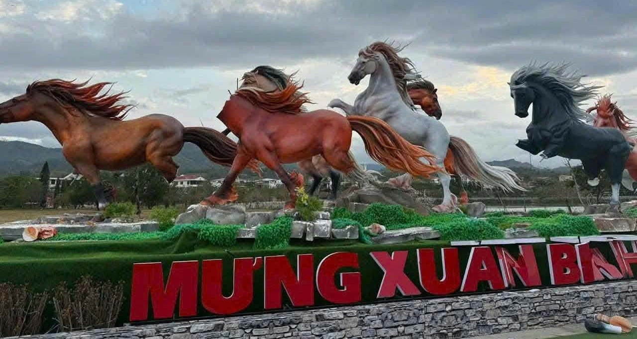 Cụm linh vật 'Mã đáo thành công' ở Quảng Trị bị kẻ xấu chặt phá