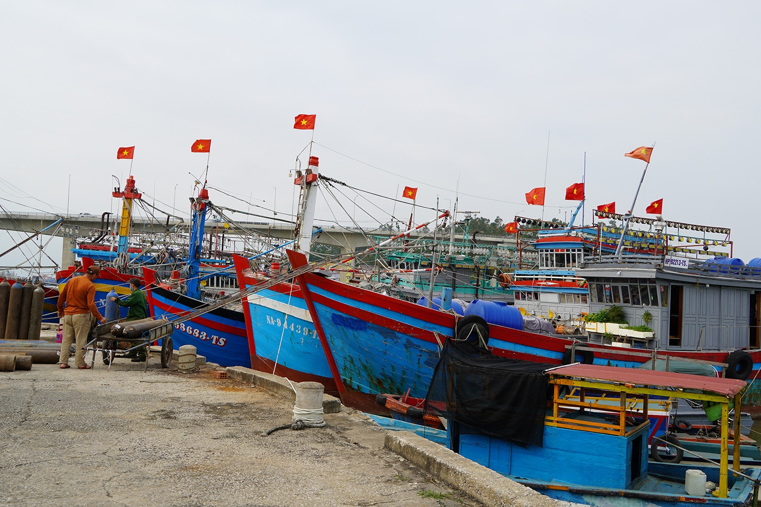 Giá dầu diesel treo cao, chủ tàu ở Nghệ An thấp thỏm ra khơi