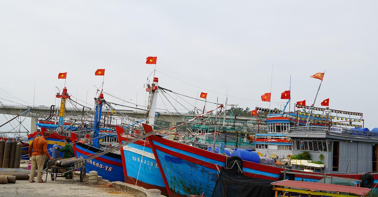 Giá dầu diesel treo cao, chủ tàu ở Nghệ An thấp thỏm ra khơi