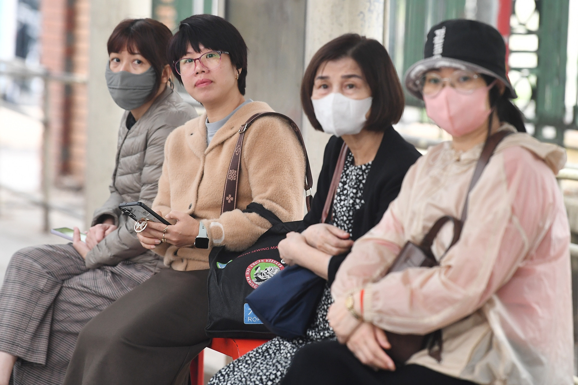 Khách đi tàu điện, xe buýt tăng nhanh do biến động giá xăng