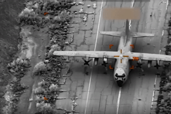 Khoảnh khắc máy bay Iran bị thiêu rụi sau đòn tấn công của Mỹ