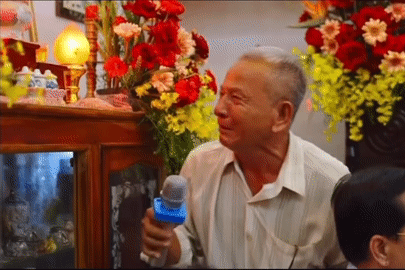 Khoảnh khắc trưởng tộc khóc nghẹn trong lễ xuất giá của cháu gái gây xúc động