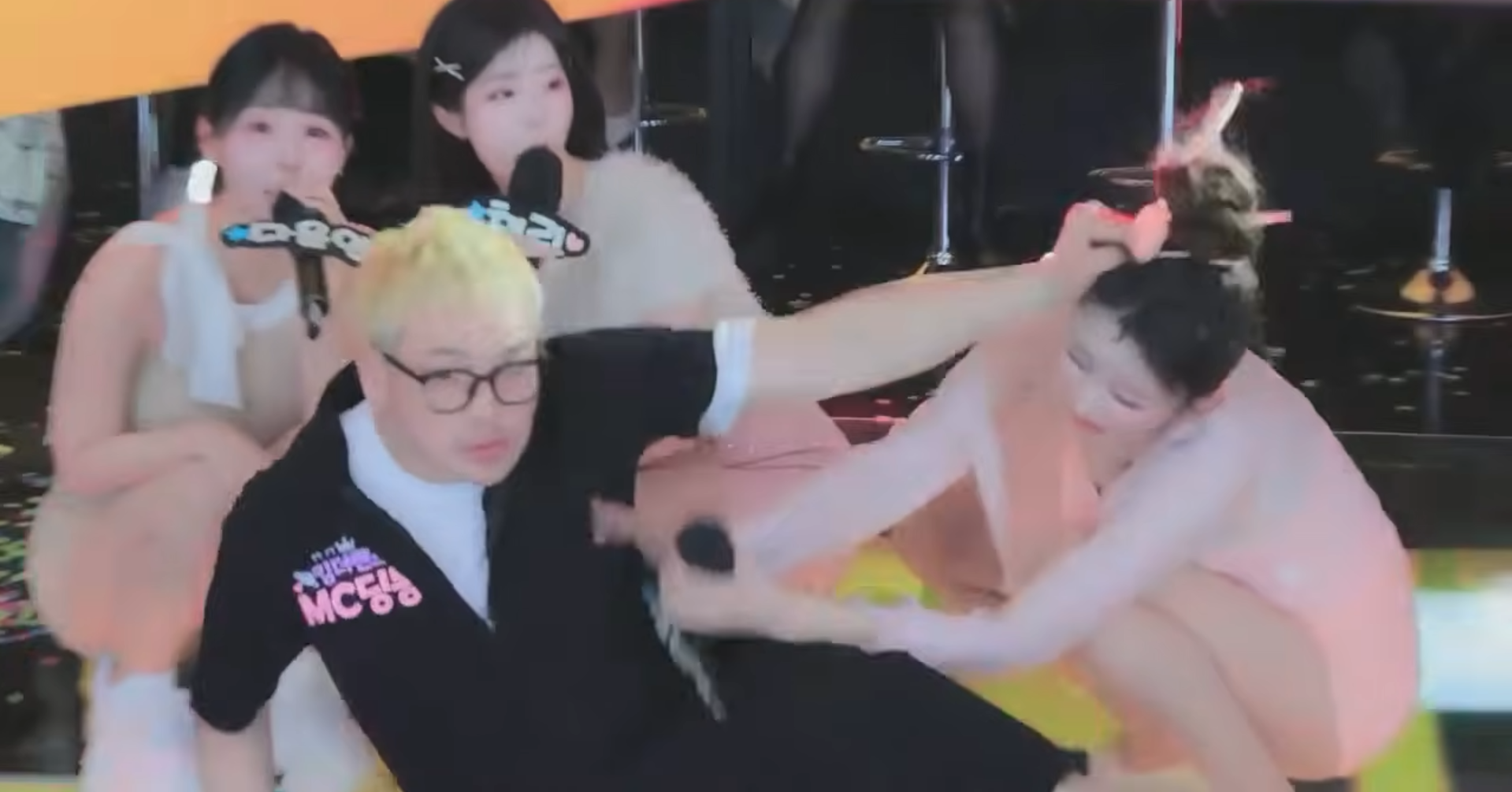 MC 47 tuổi gây phẫn nộ vì túm tóc, hành hung phụ nữ trên sóng trực tiếp