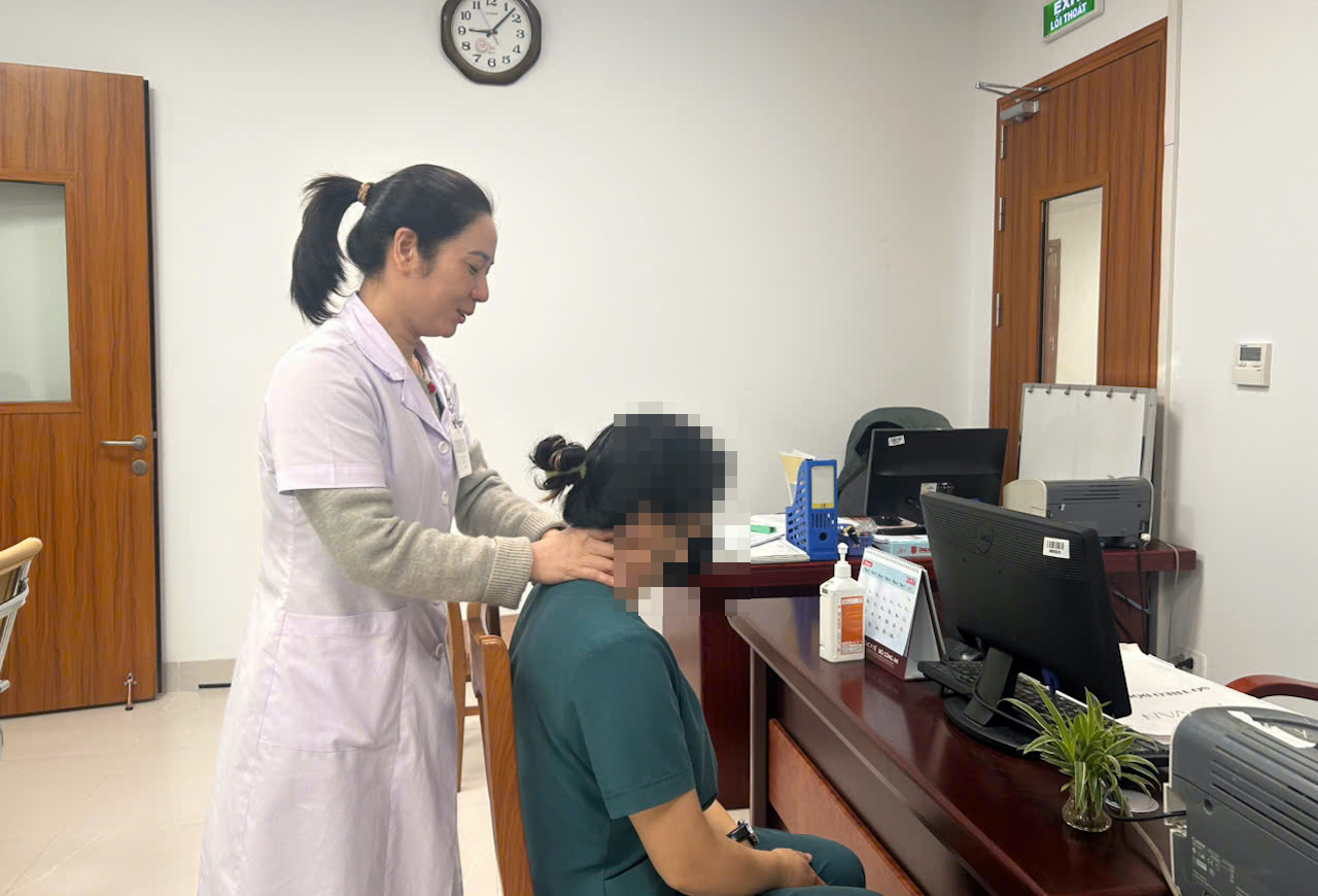 Người trẻ mắc hội chứng cổ rùa, 'thủ phạm' từ thiết bị ai cũng sở hữu