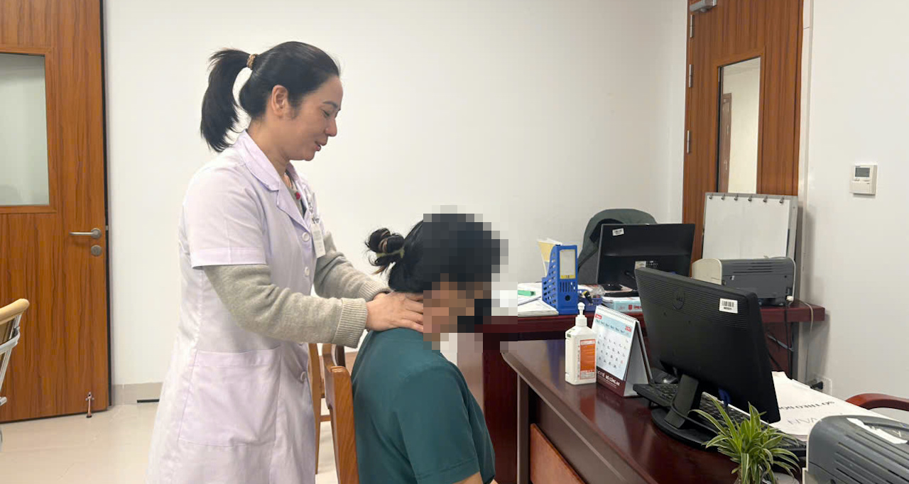 Người trẻ mắc hội chứng cổ rùa, "thủ phạm" từ thiết bị ai cũng sở hữu