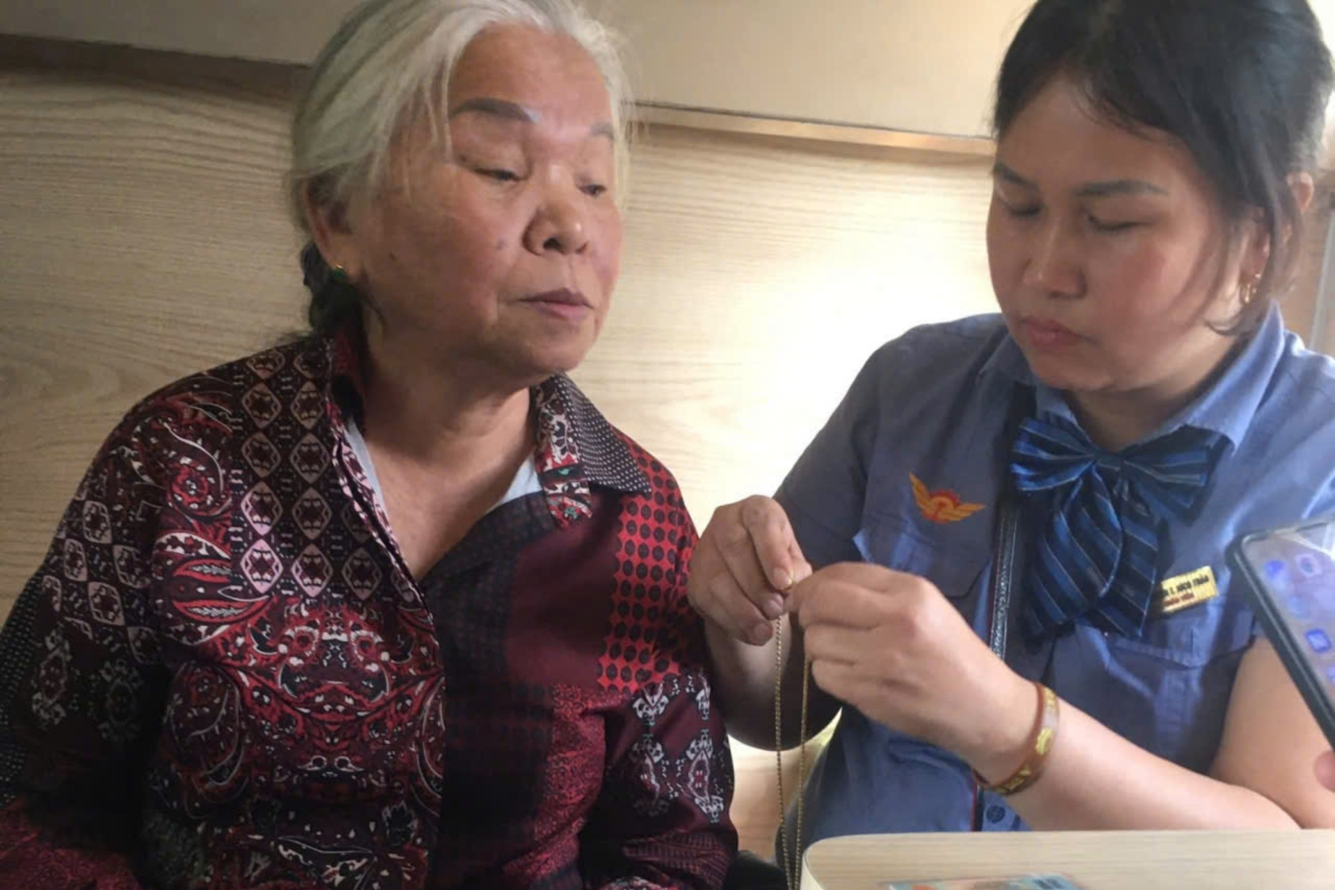 Nhặt được dây chuyền vàng trên tàu, nữ tiếp viên có hành động bất ngờ