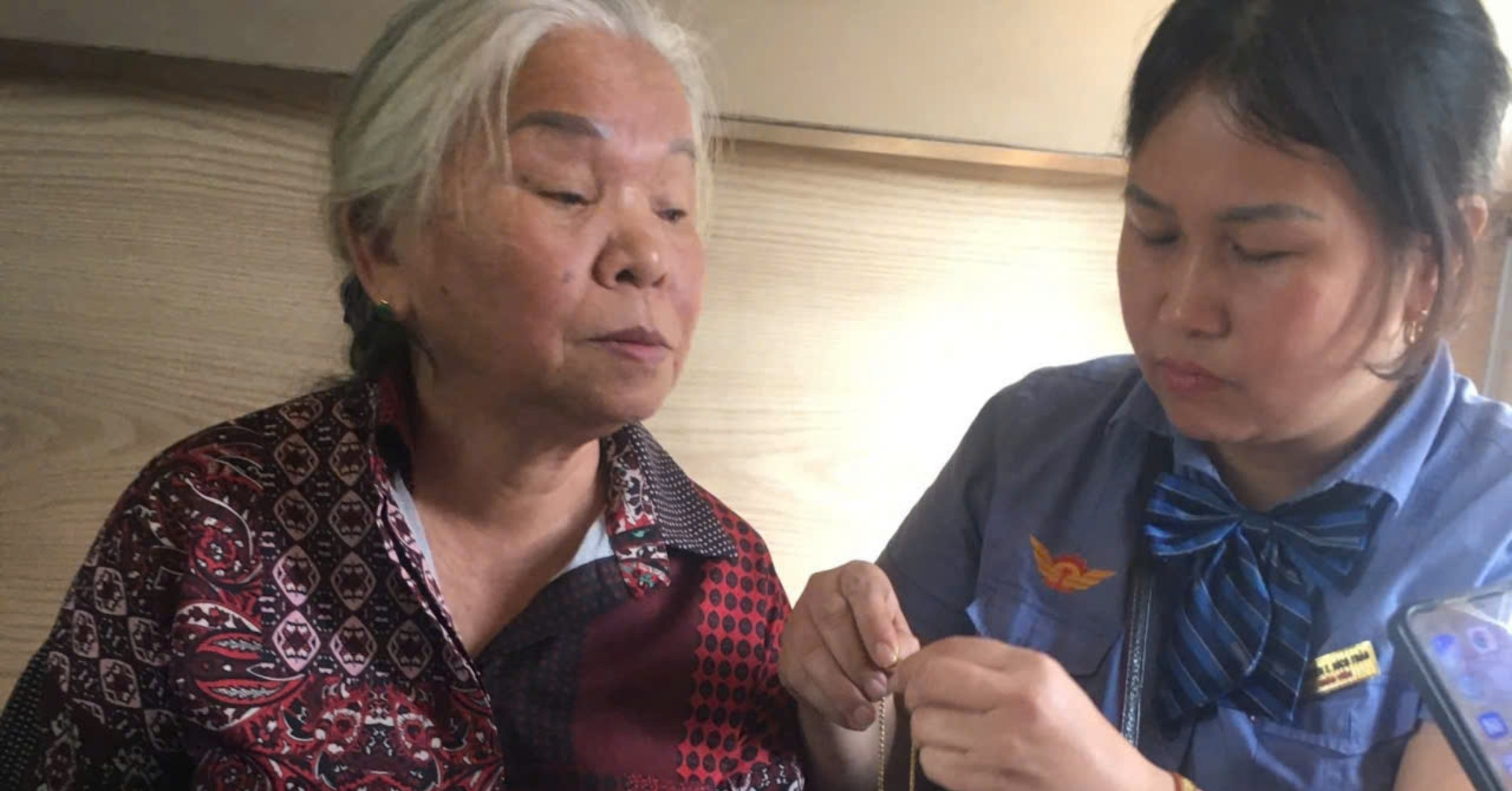 Nhặt được dây chuyền vàng trên tàu, nữ tiếp viên có hành động bất ngờ