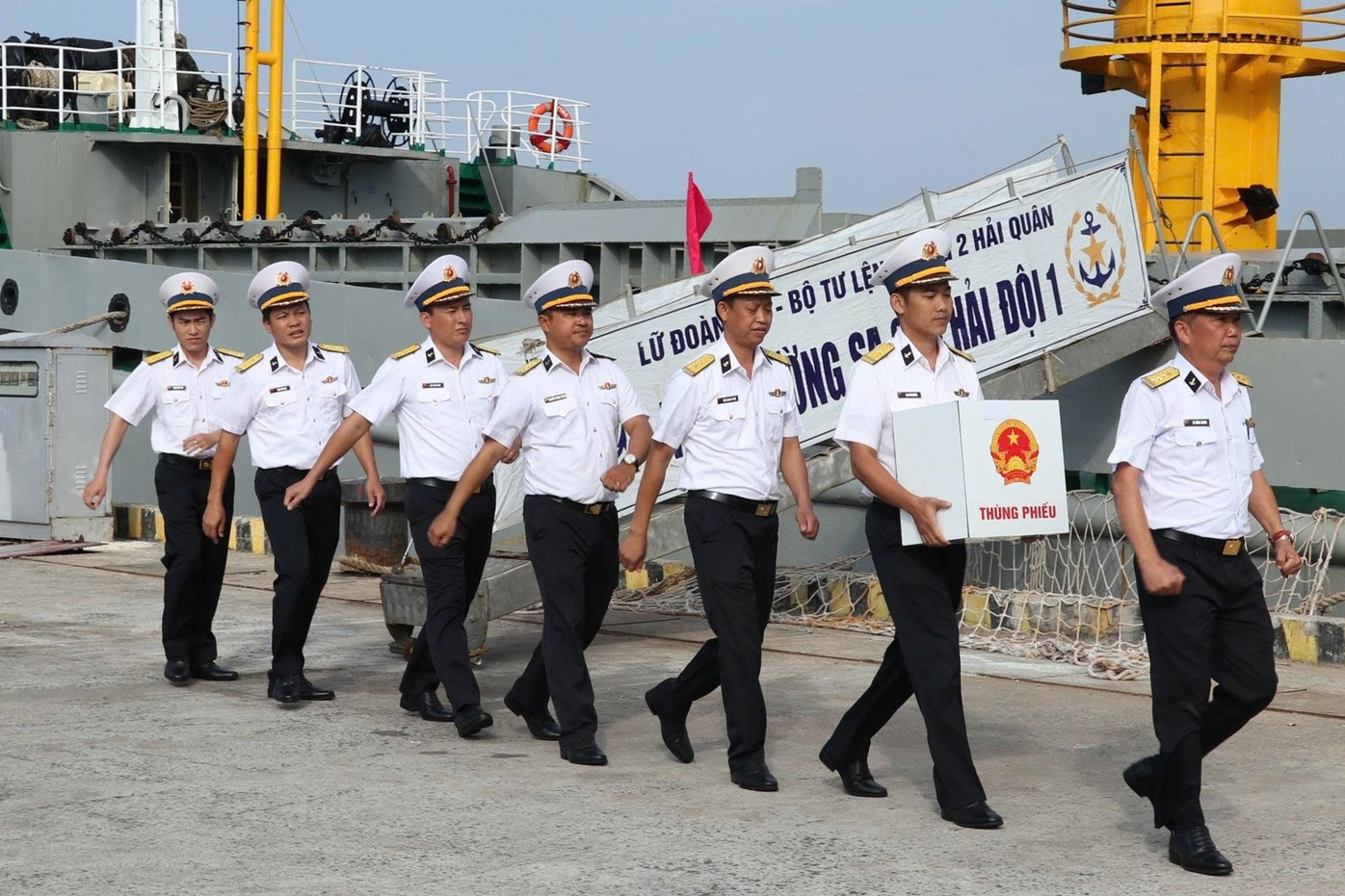 Những thùng phiếu bầu cử sớm trở về đất liền từ vùng biển chủ quyền của Tổ quốc