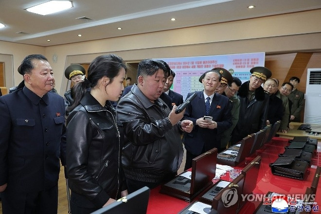 Ông Kim Jong Un và con gái thử súng tại nhà máy vũ khí của Triều Tiên