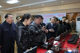 Ông Kim Jong Un và con gái thử súng tại nhà máy vũ khí của Triều Tiên