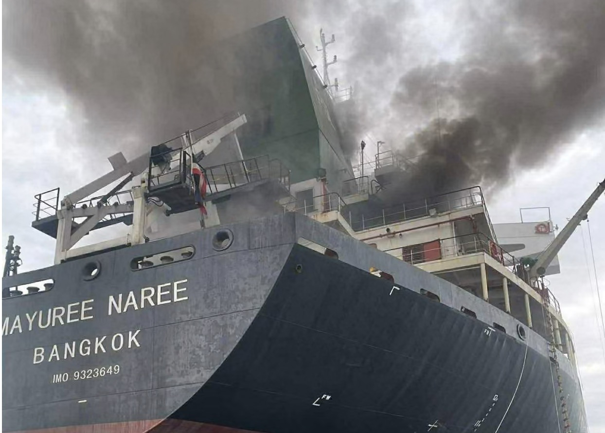 Tàu Thái Lan bị tấn công. Ảnh: Xinhua