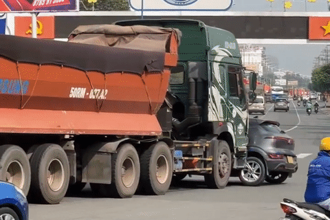 Thót tim cảnh xe đầu kéo ủi ô tô điện cả chục mét giữa vòng xoay ở TPHCM