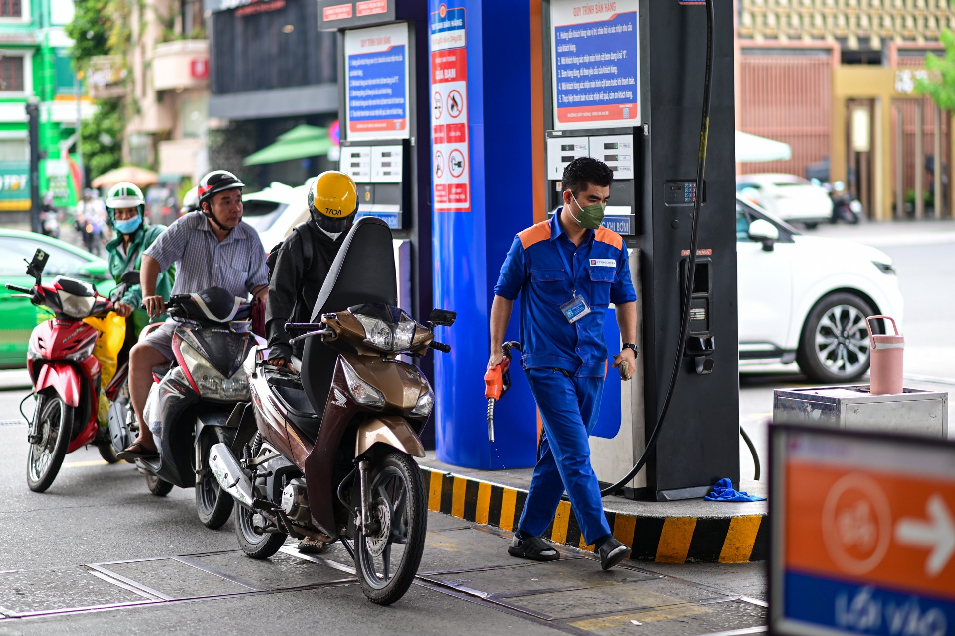 Thủ tướng: Không để tình trạng cửa hàng xăng dầu dừng bán hàng không lý do