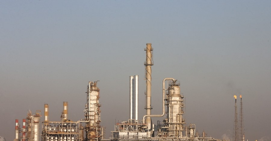 Giá dầu thế giới tăng vọt vượt 100 USD/thùng, áp lực lên giá xăng dầu trong nước