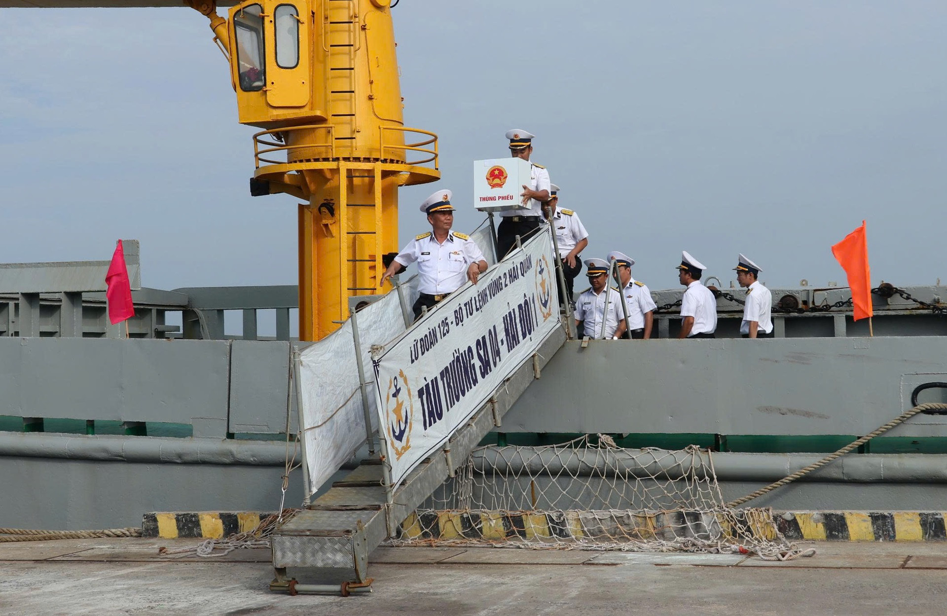 thùng phiếu bầu cử sớm trở về đất liền từ vùng biển chủ quyền của Tổ quốc..jpg