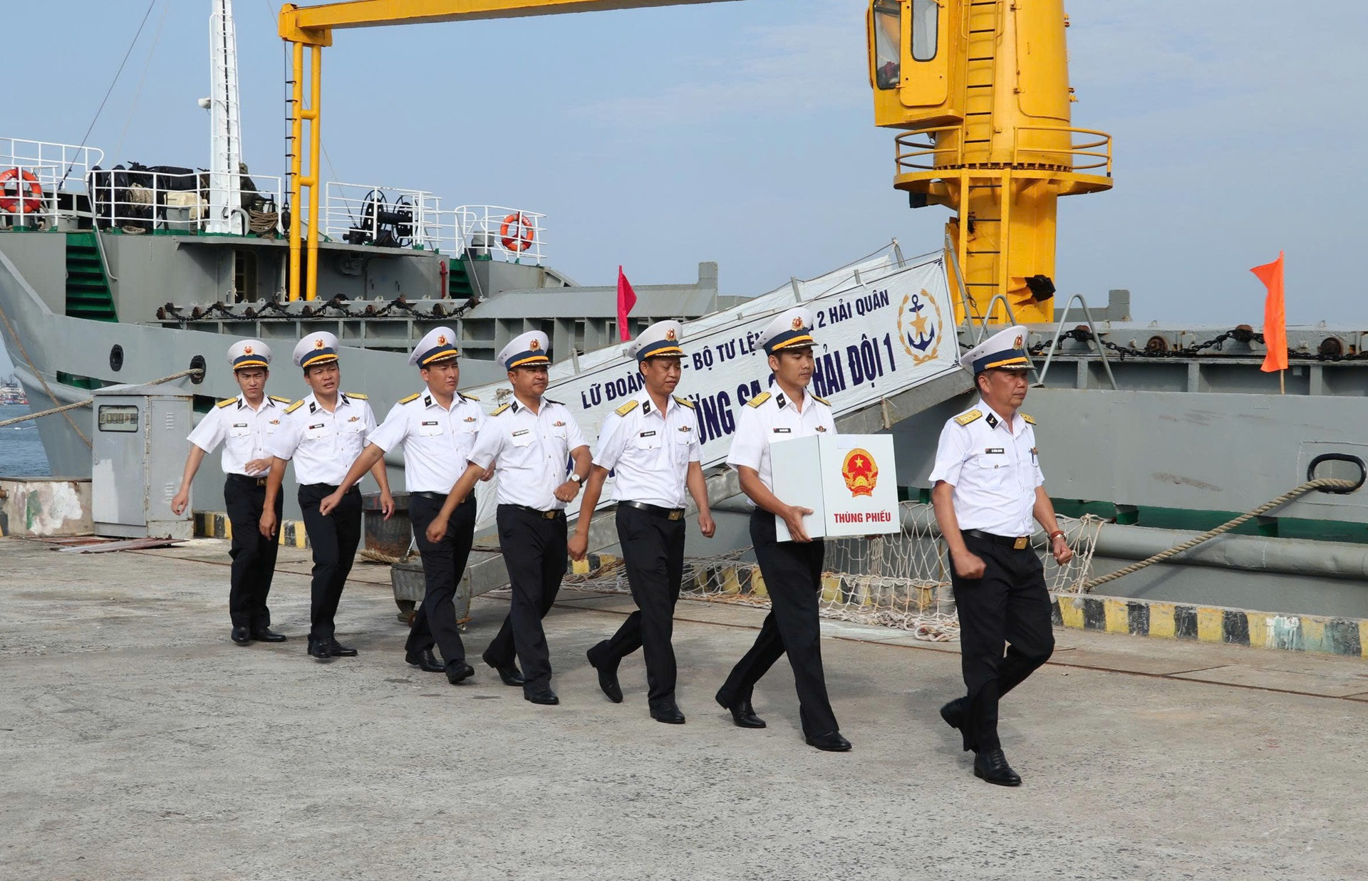 thùng phiếu bầu cử sớm trở về đất liền từ vùng biển chủ quyền của Tổ quốc.jpg