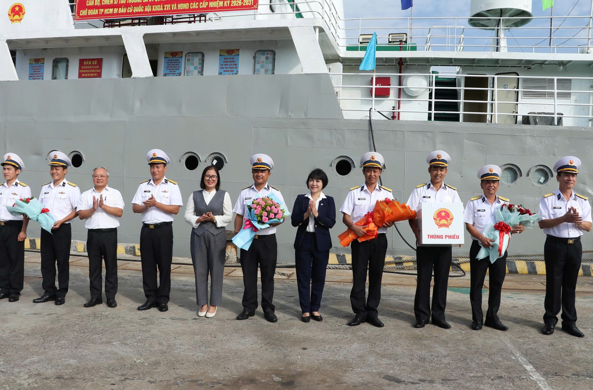 thùng phiếu bầu cử sớm trở về đất liền từ vùng biển chủ quyền của Tổ quốc.1.jpg
