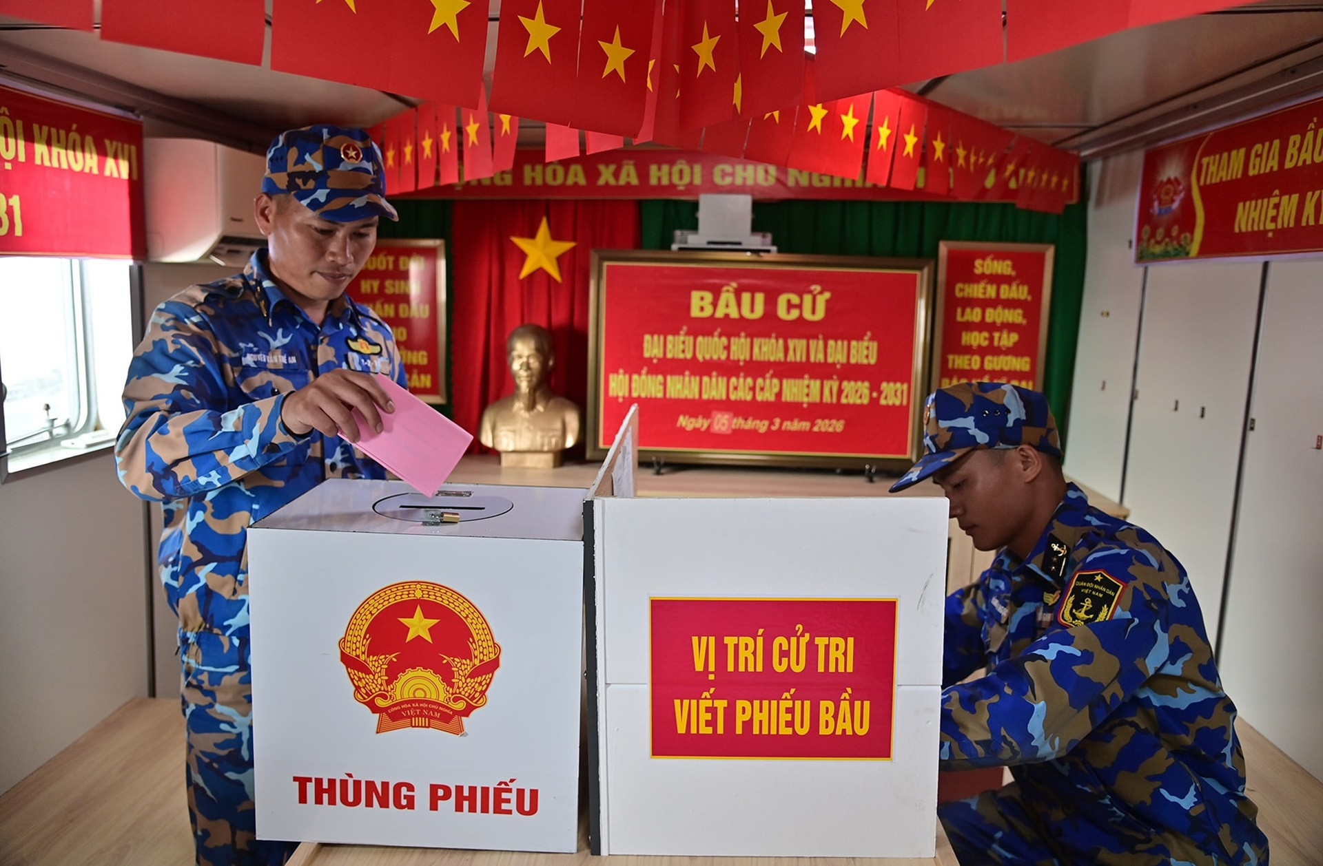 thùng phiếu bầu cử sớm trở về đất liền từ vùng biển chủ quyền của Tổ quốc.4.jpg