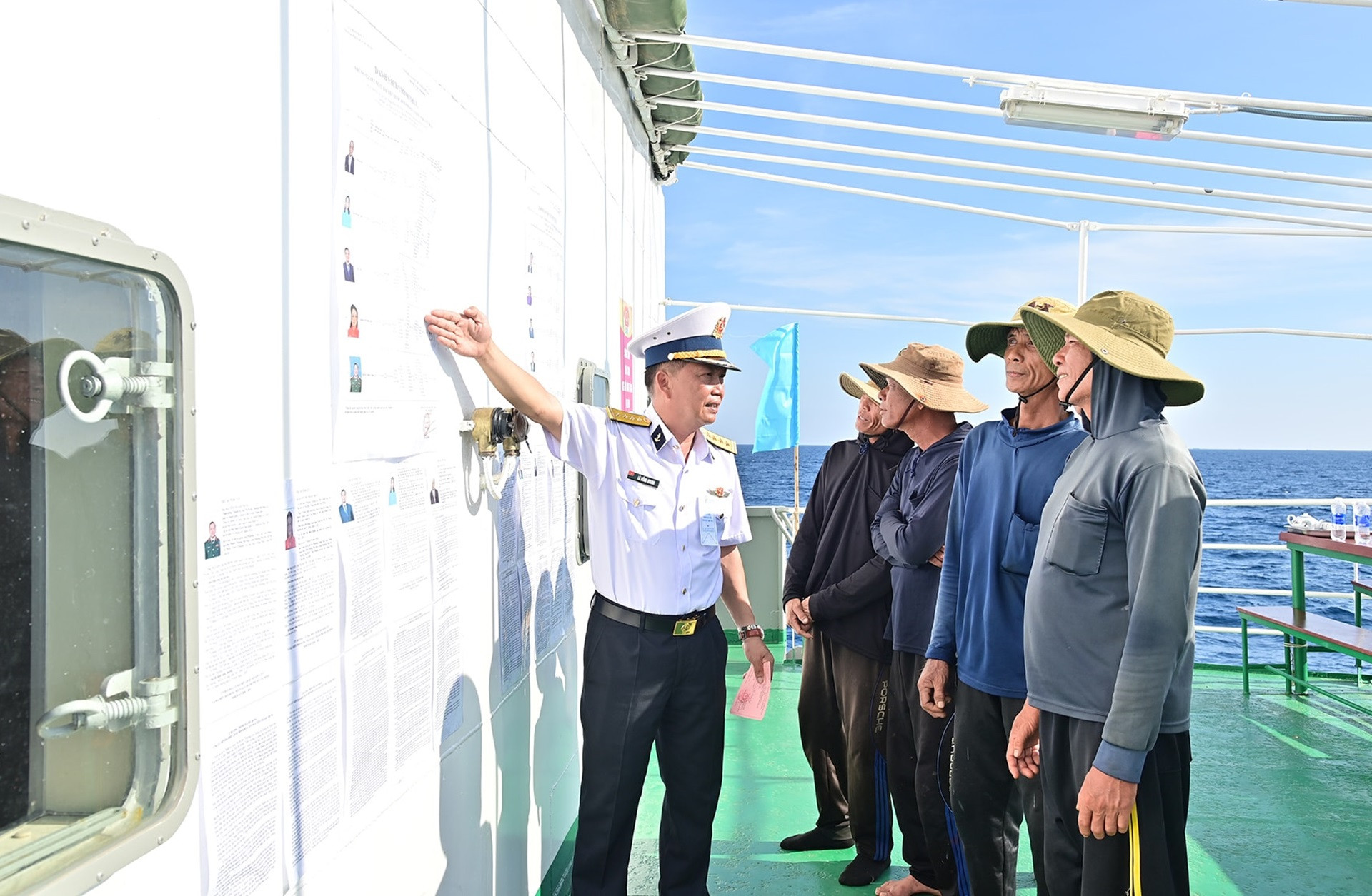 thùng phiếu bầu cử sớm trở về đất liền từ vùng biển chủ quyền của Tổ quốc.5.jpg