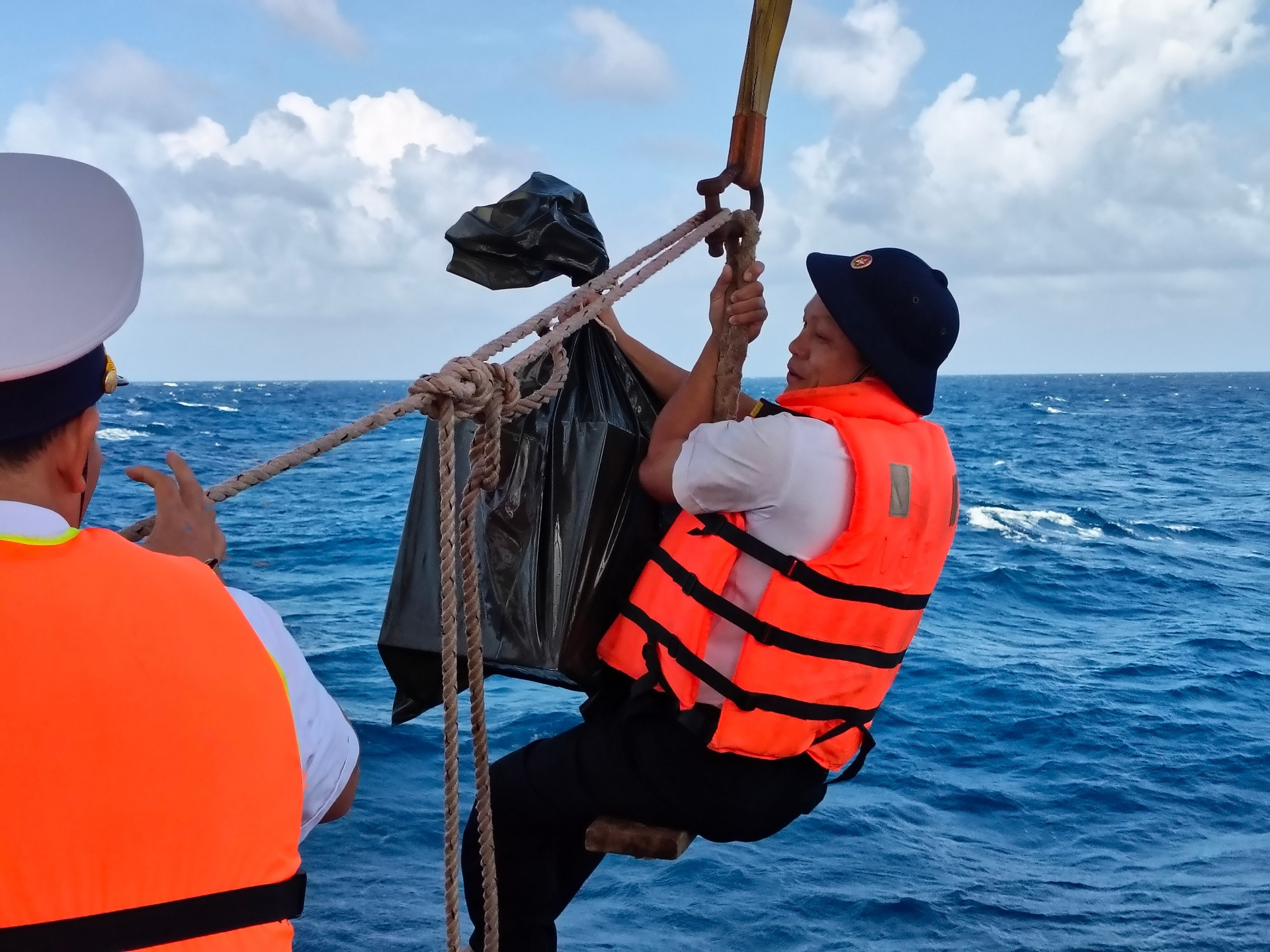 thùng phiếu bầu cử sớm trở về đất liền từ vùng biển chủ quyền của Tổ quốc.6.jpg