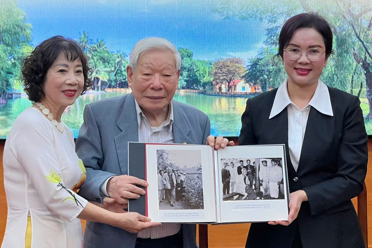 Tiếp nhận hơn 70 ảnh tư liệu quý về Chủ tịch Hồ Chí Minh tại Phủ Chủ tịch