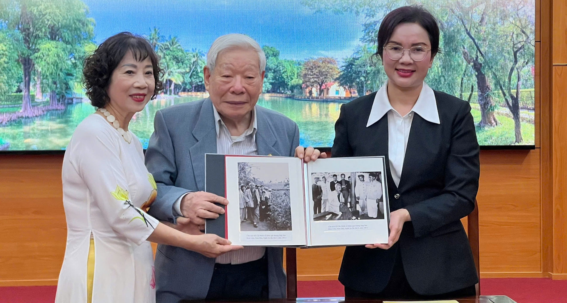 Tiếp nhận hơn 70 ảnh tư liệu quý về Chủ tịch Hồ Chí Minh tại Phủ Chủ tịch