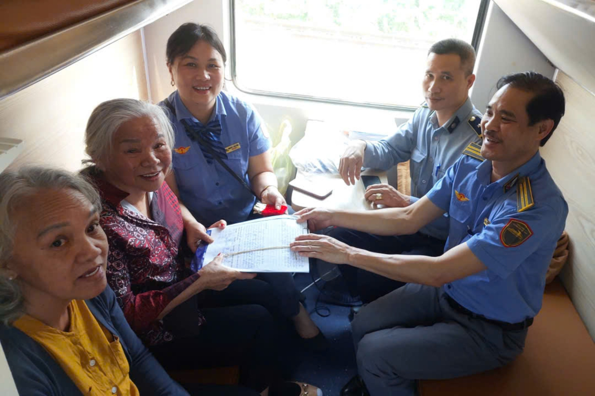 tiep vien duong sat 2.jpg