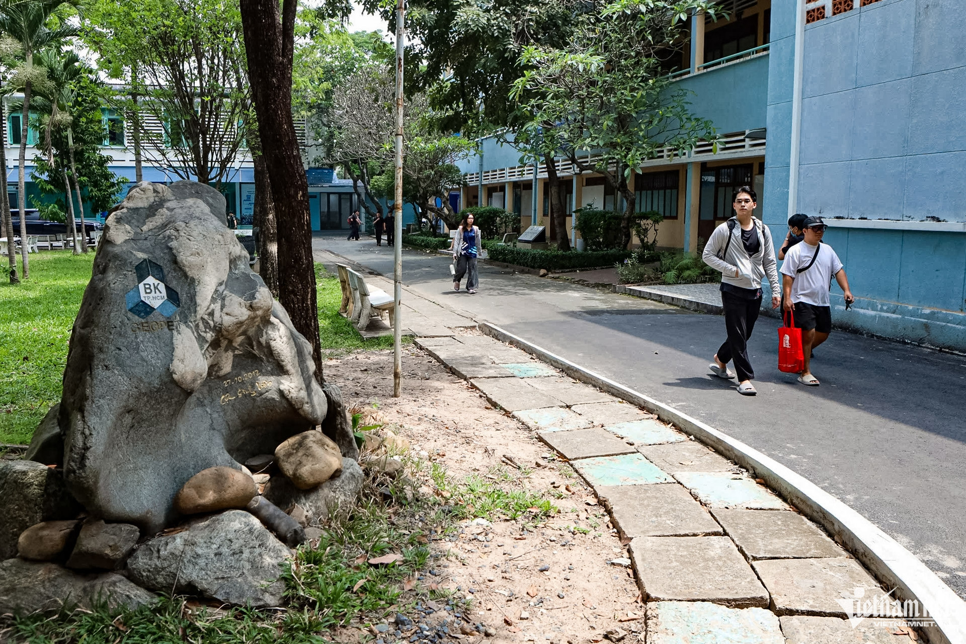 W-trường DH Bách Khoa TPHCM 12.jpg