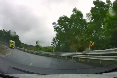 Xe đầu kéo trượt ngang giữa khúc cua đèo, ô tô con thoát nạn trong tích tắc