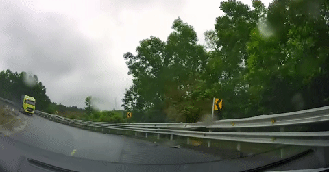 Xe đầu kéo trượt ngang giữa khúc cua đèo, ô tô con thoát nạn trong tích tắc