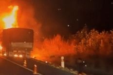 Xe tải đang chạy bất ngờ bốc cháy dữ dội trên cao tốc