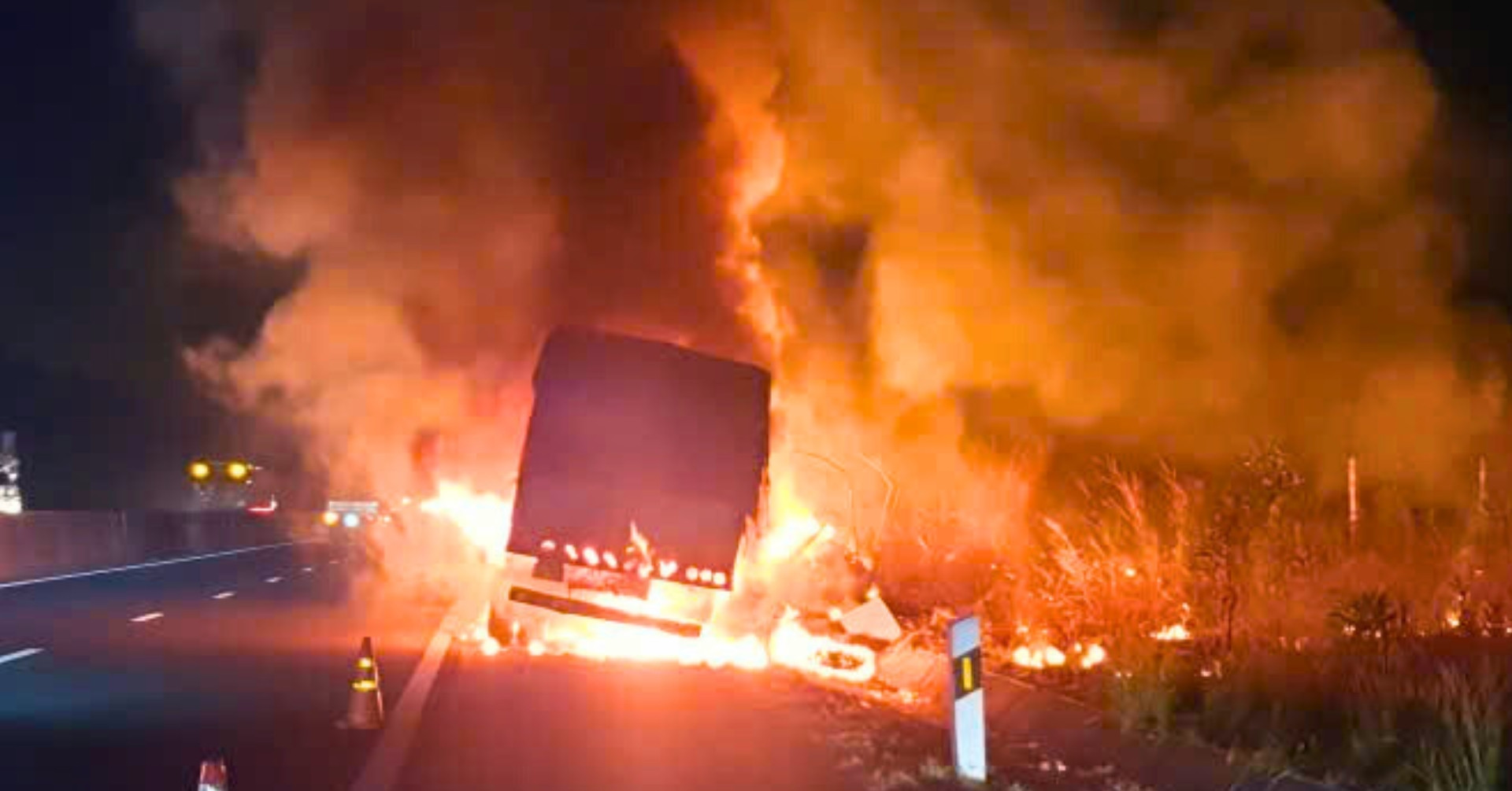 Xe tải đang chạy bất ngờ bốc cháy dữ dội trên cao tốc