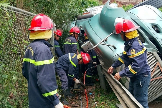 Bản tin chiều 13/3: Giải cứu tài xế mắc kẹt trong cabin sau tai nạn trên cao tốc Bản tin chiều 13/3: Giải cứu tài xế mắc kẹt trong cabin sau tai nạn trên cao tốc