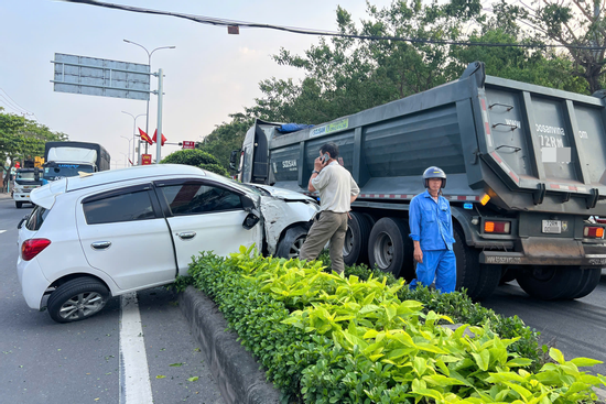 Bản tin cuối ngày 13/3: Xe ben ‘ủi’ ô tô văng lên dải phân cách