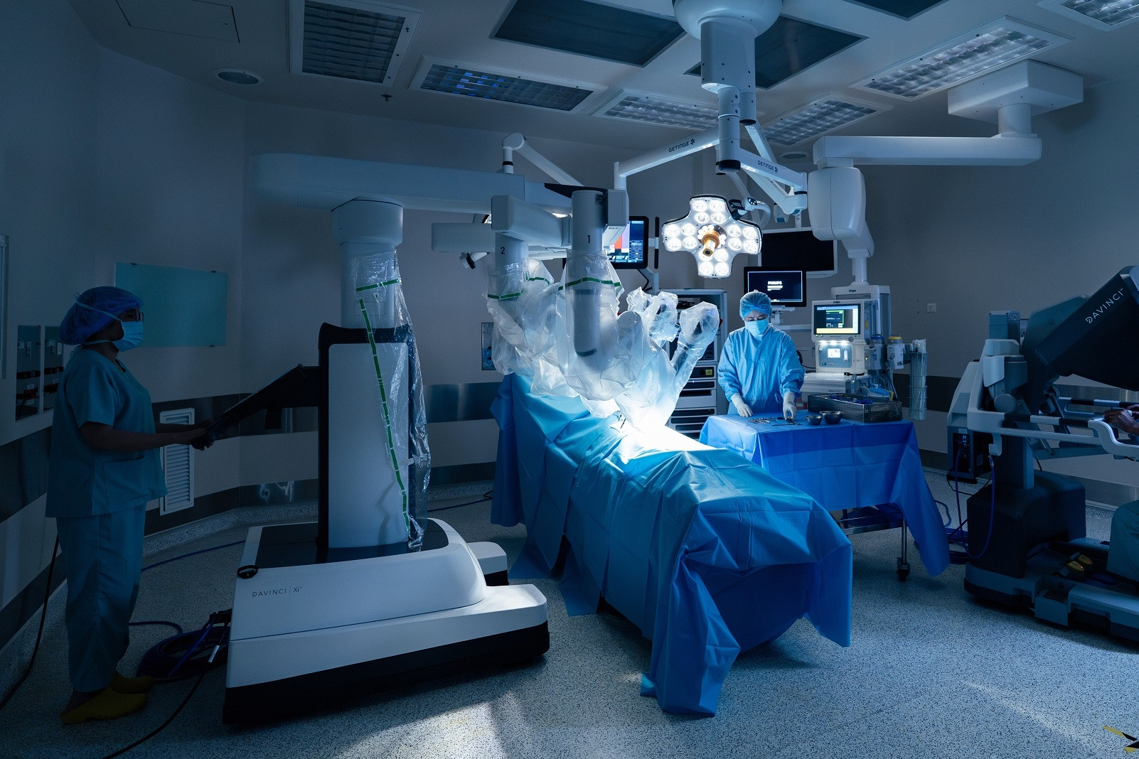 Bác sĩ FV điều khiển robot da Vinci Xi bóc trọn khối u thực quản lớn nằm sát tim