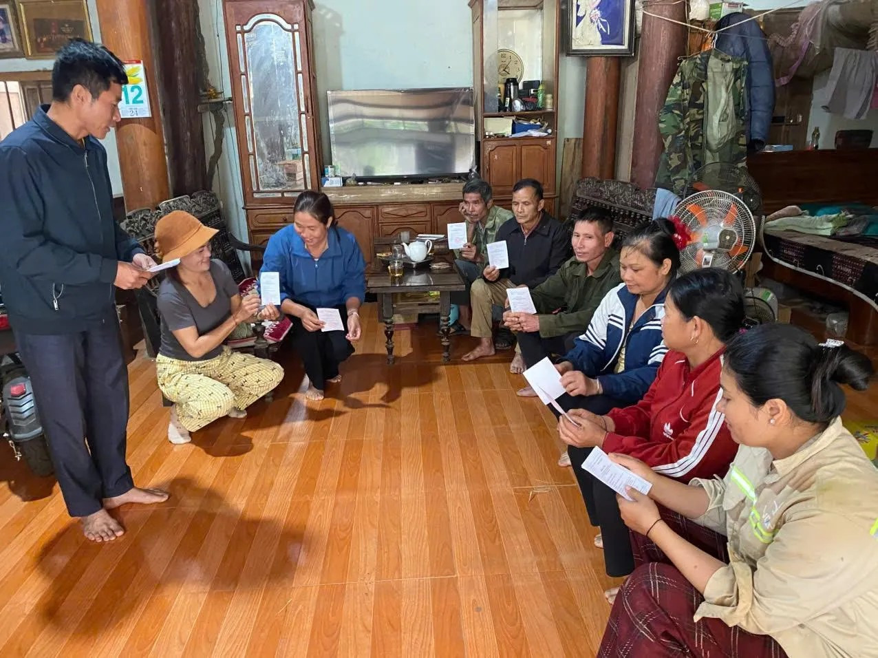 Cán bộ bản Văng Môn đang hướng dẫn bà con cách bỏ phiếu.jpg