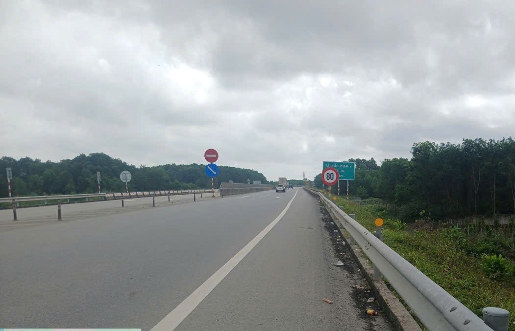 cao tốc Cam Lộ La Sơn .jpg