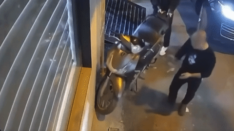 Tài xế Range Rover chọc thủng lốp xe máy: Công an phường đã nhận đơn trình báo