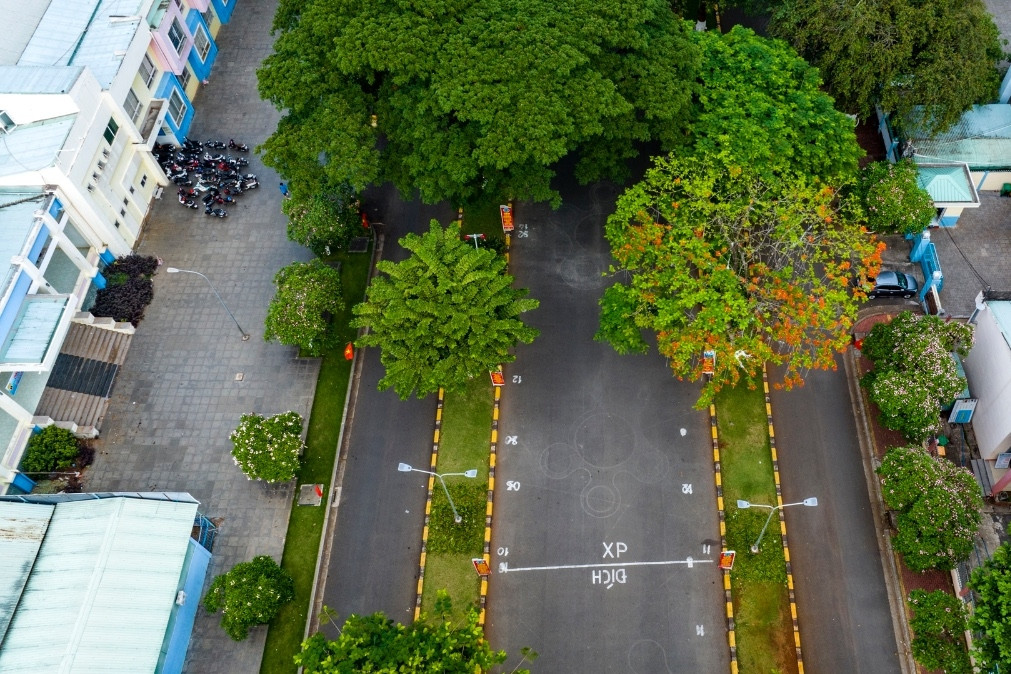 Chủ nhà ngang nhiên mở nhiều cửa sổ nhìn sang nhà hàng xóm