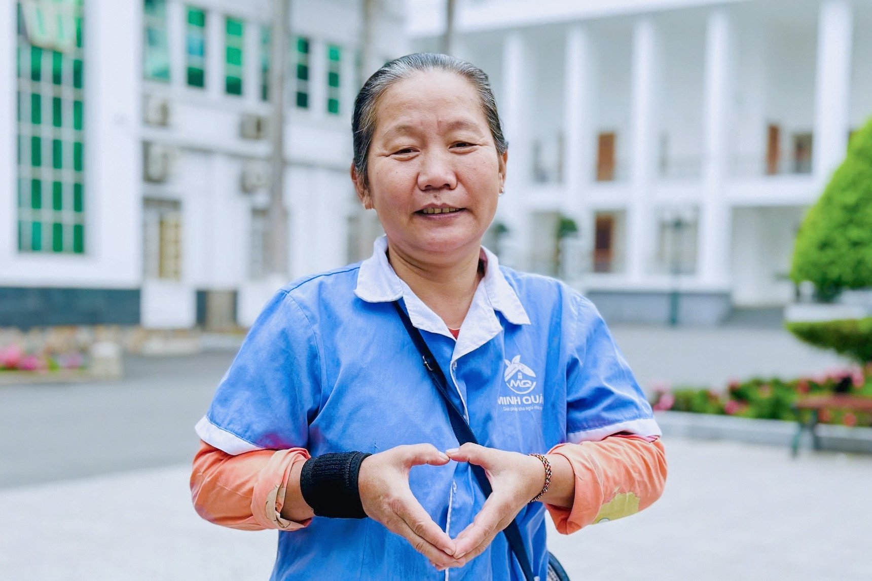 Cô lao công biết nhiều thứ tiếng ở Đại học Hà Nội, sửa phát âm cho cả sinh viên