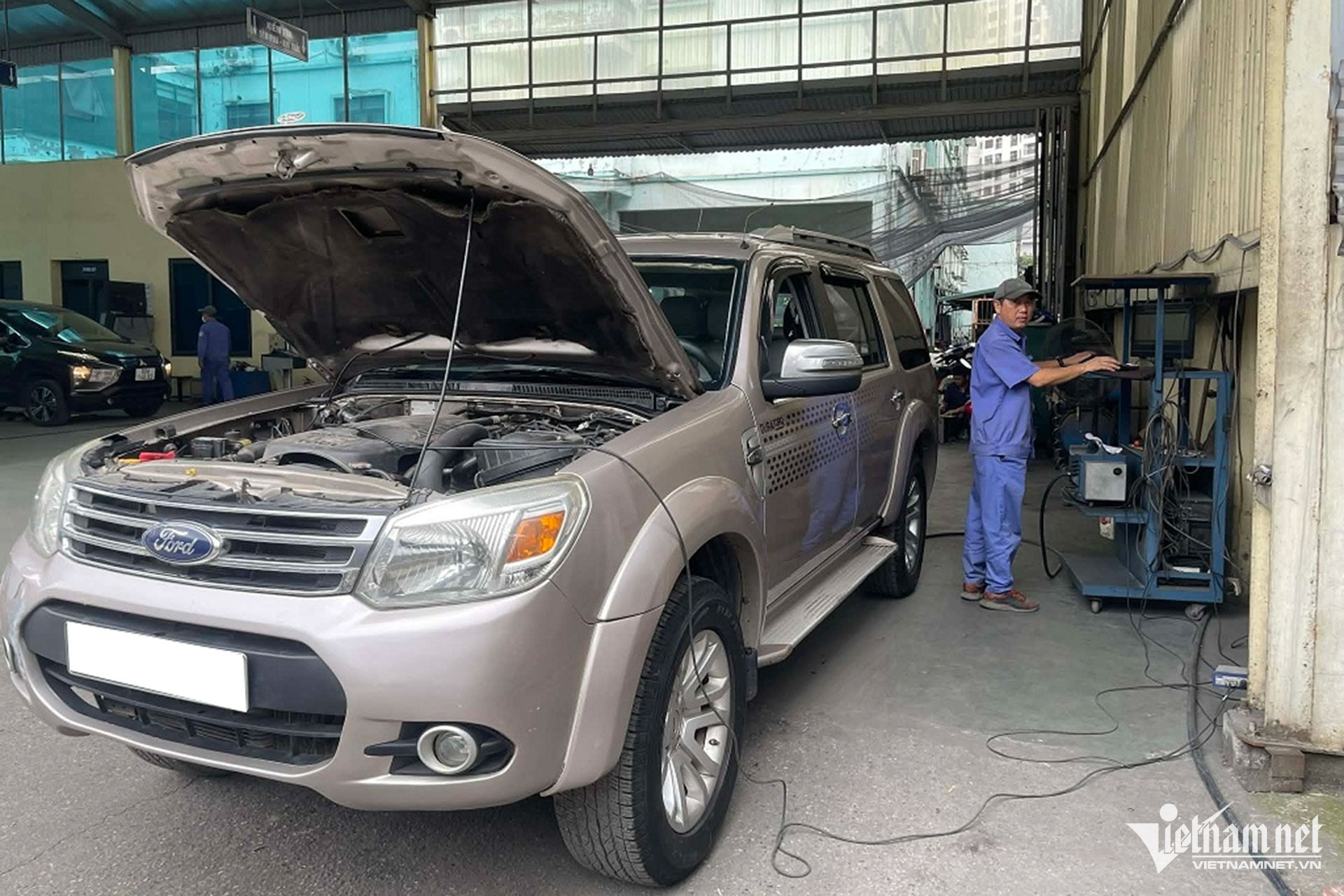 Đăng kiểm Ngô Minh w ford everest 2009 282.jpg