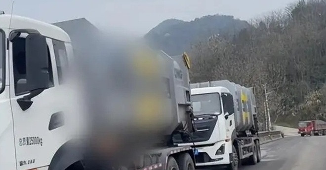 Gia đình trắng đêm bới 10 tấn rác để tìm lại số vàng trị giá gần 6 tỷ đồng