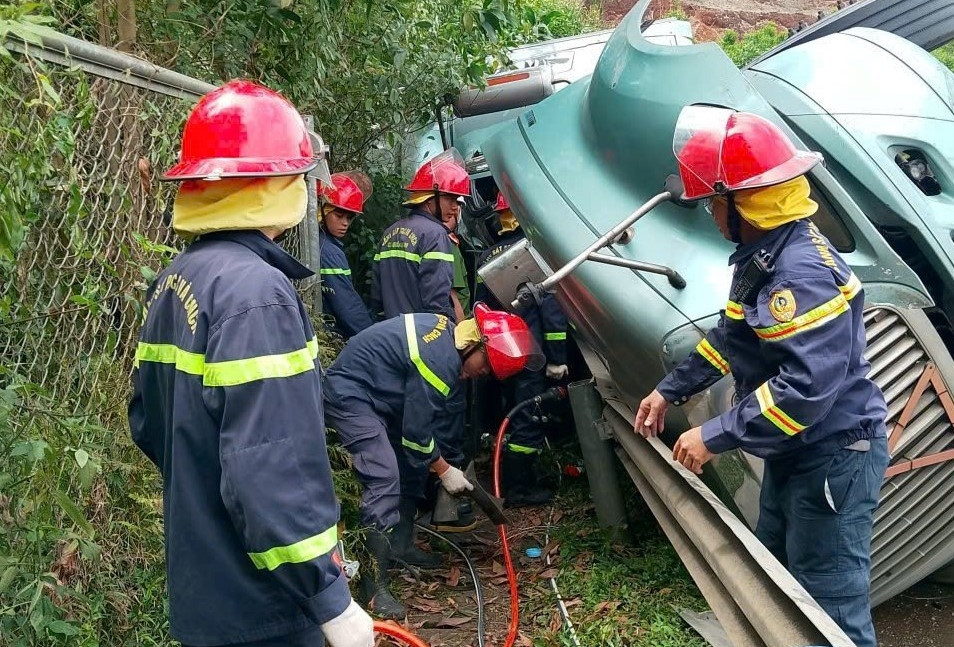 Giải cứu tài xế mắc kẹt trong cabin xe đầu kéo sau tai nạn trên cao tốc