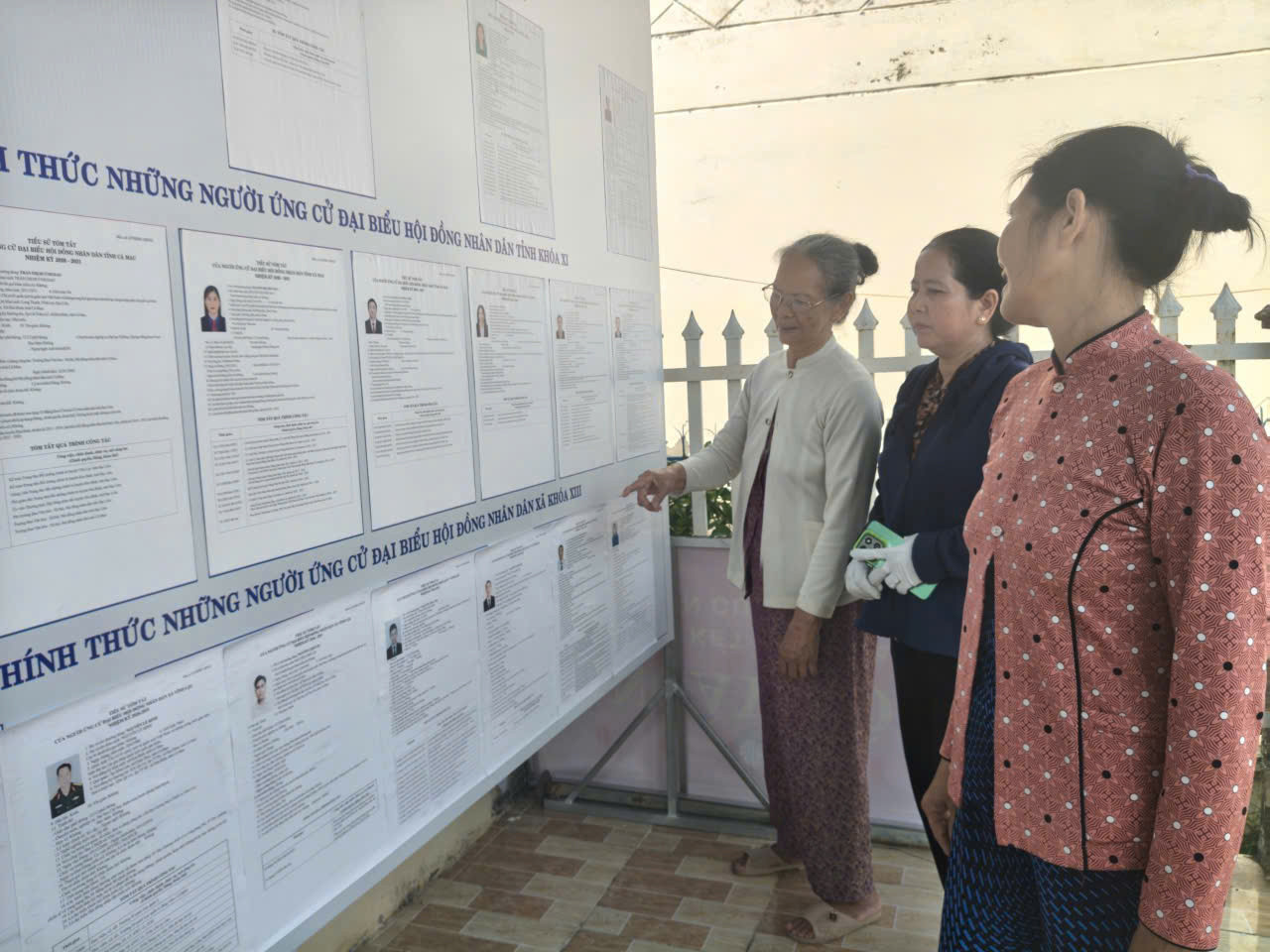 Giáo dân Giáo xứ Bến Bàu, xã Vĩnh Lộc tỉnh Cà Mau tìm hiểu thông tin ứng viên ứng cử đại biểu Quốc hội khóa XVI và đại biểu HĐND các cấp nhiệm kỳ 2026 2031..jpg