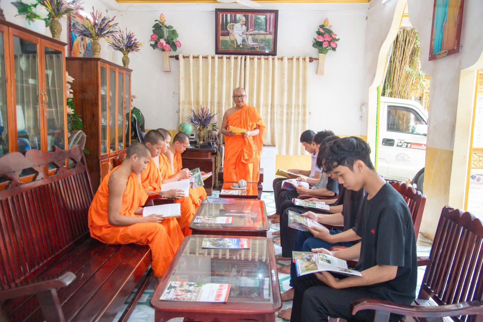 Hòa thượng Lý Hùng   Trụ trì Chùa Pitu Khôsa Răngsay ở Cần Thơ tuyên truyền bầu cử đại biểu Quốc hội khóa XVI và đại biểu HĐND các cấp nhiệm kỳ 2026 2031 cho sư sãi và sinh viên dân tộc Khmer ở chùa   Ảnh Như Tâm.jpg