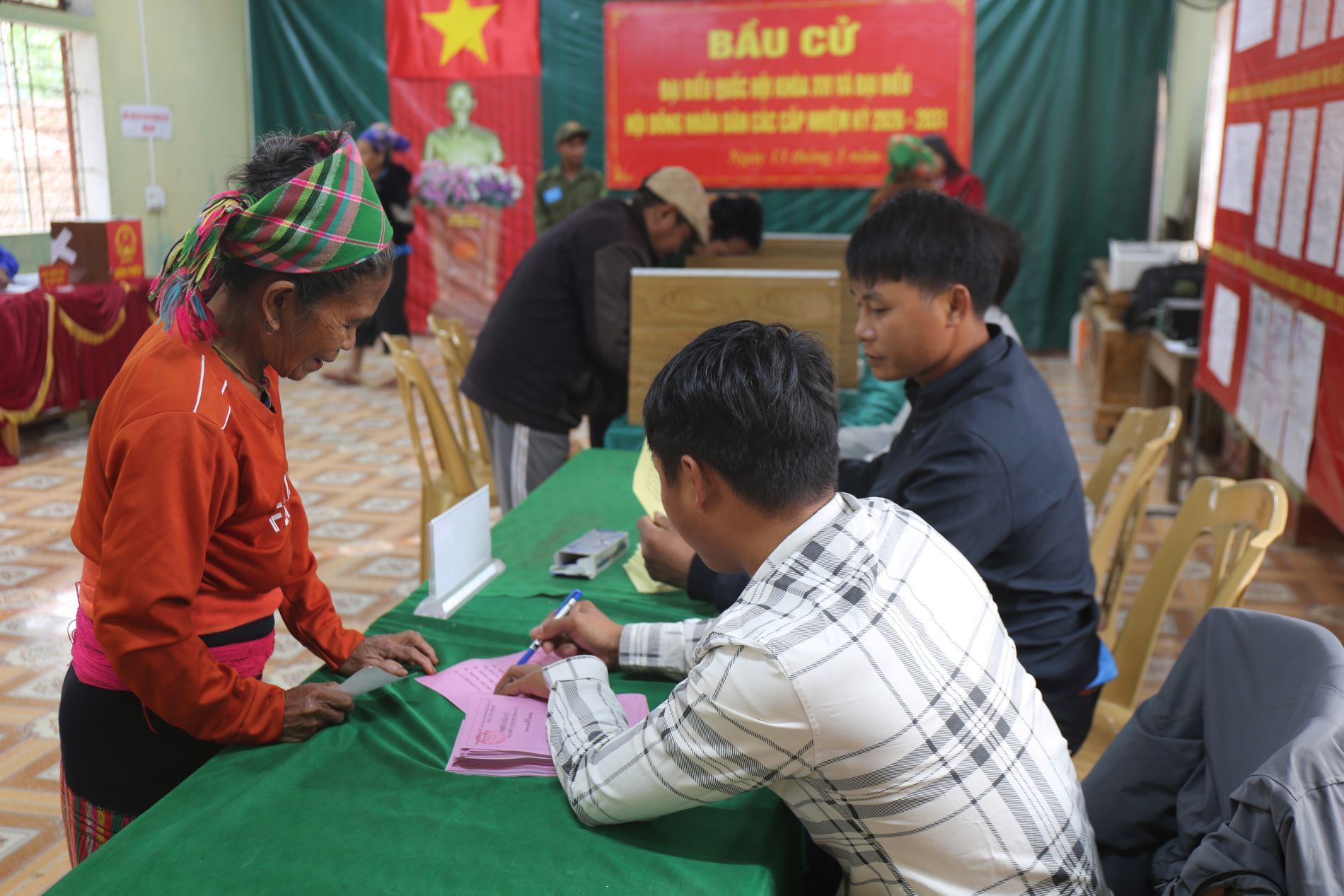 Hướng dẫn cho người dân Đan Lai bỏ phiếu.JPG