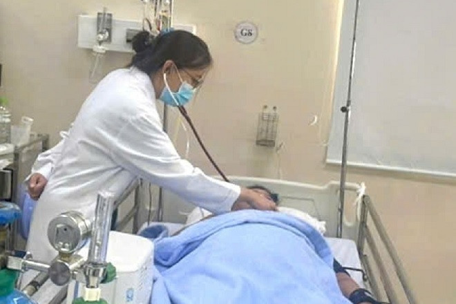 Không người thân, người phụ nữ bán vé số nguy kịch cần cộng đồng giúp đỡ