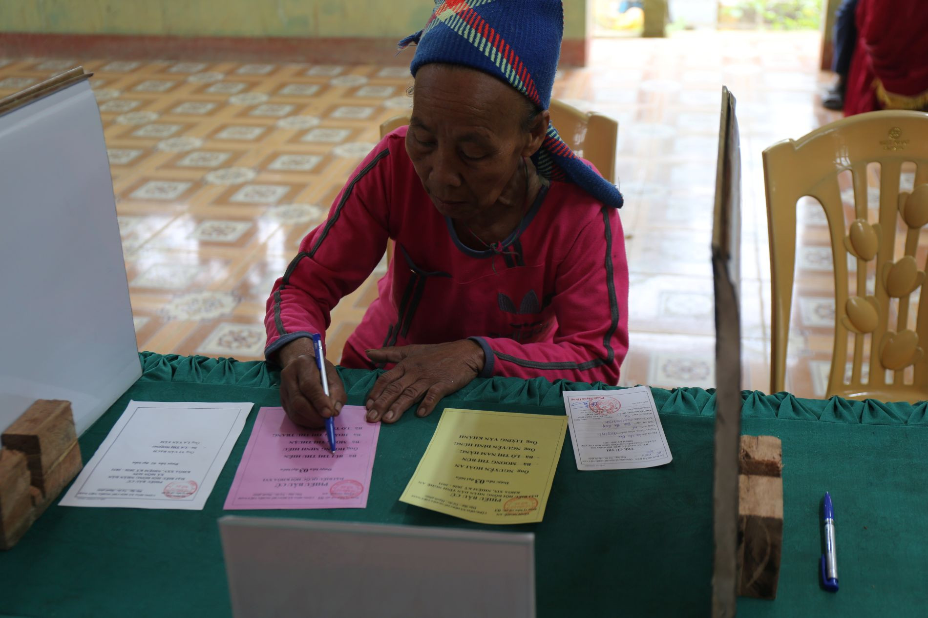 Một phụ nữ Đan Lai viết phiếu bầu cử.JPG
