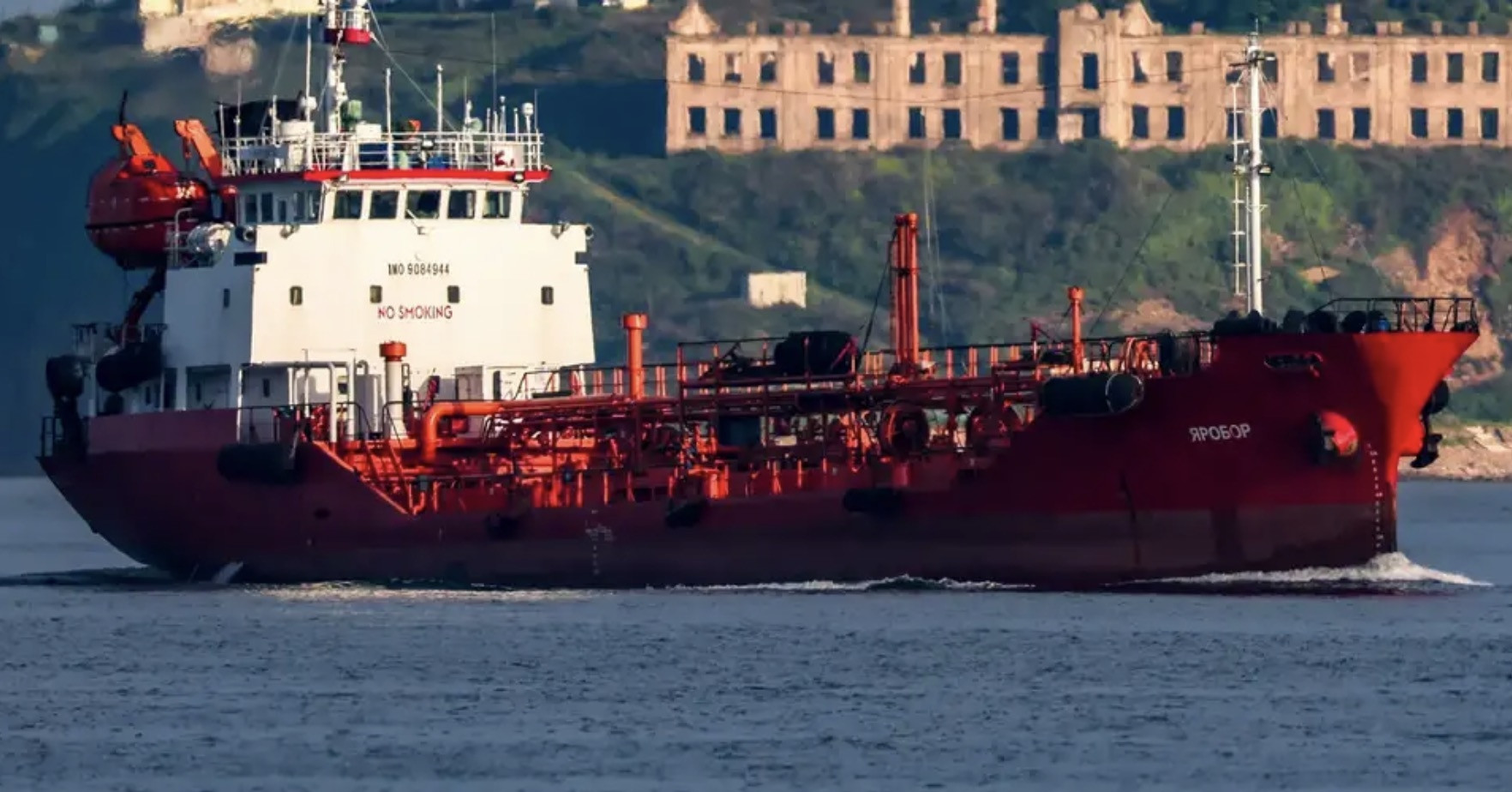 Mỹ cho phép các nước mua dầu Nga trong 30 ngày