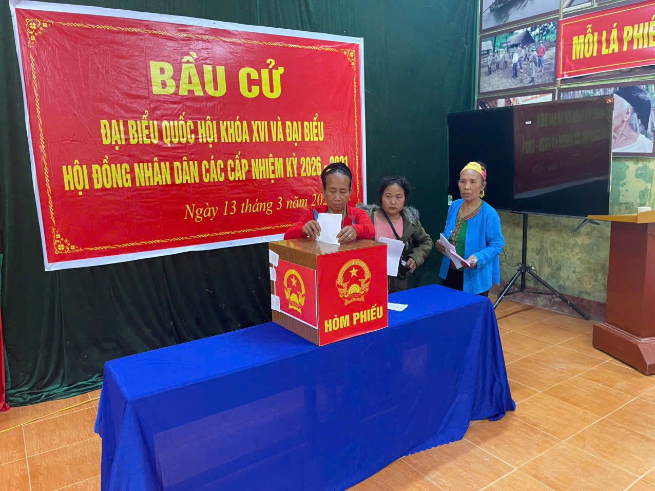 Người Đan Lai ở bản Cò Phạt đi bầu cử.jpg